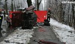 Samochód złamał się w pół. Kierowca skonał na drodze 