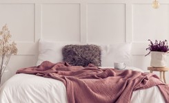 'Chartka drwala'. Dzianiny i futra, czyli modny dodatek do domu