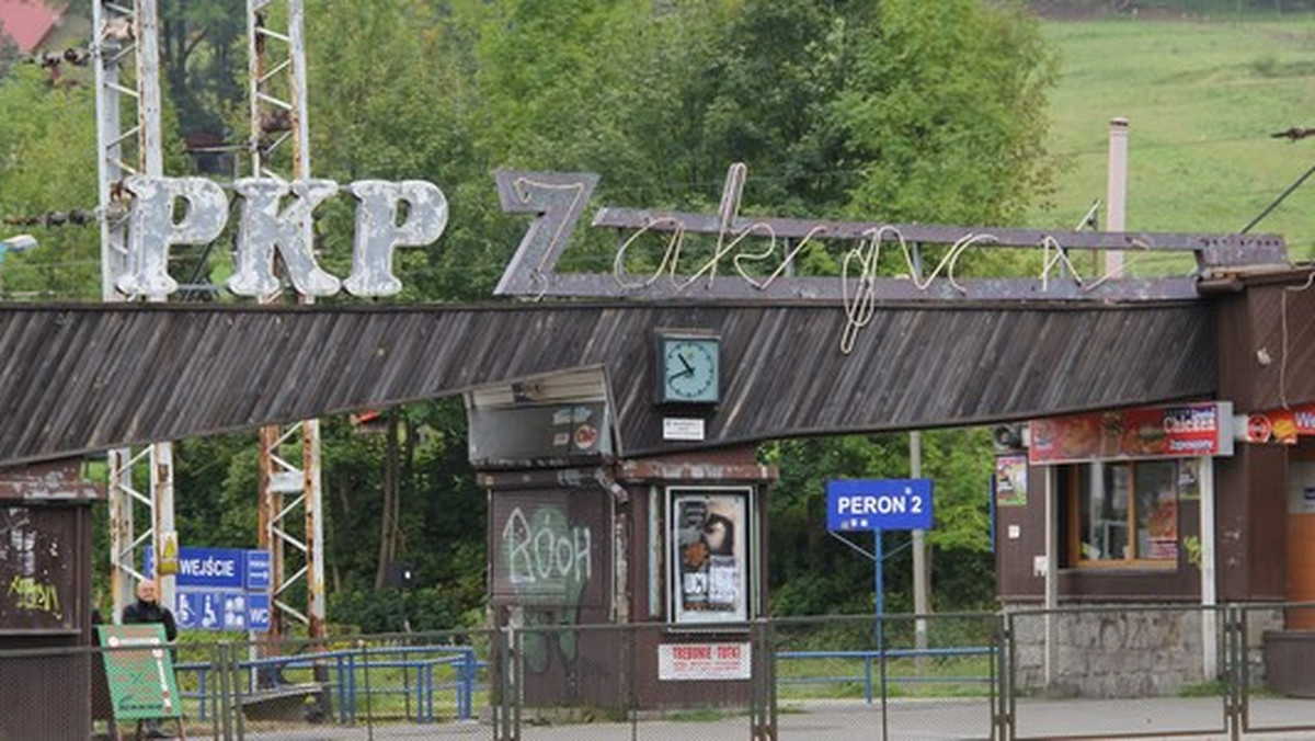 To jeden z ostatnich symboli dawnego Zakopanego. Chodzi o charakterystyczny neon, który znajduje się nad wejściem na perony stacji PKP. Obecnie nad wejściem wiszą już tylko resztki dawnego podświetlanego napisu. Liter zostało niewiele, a cały napis w nocy już nie świeci.