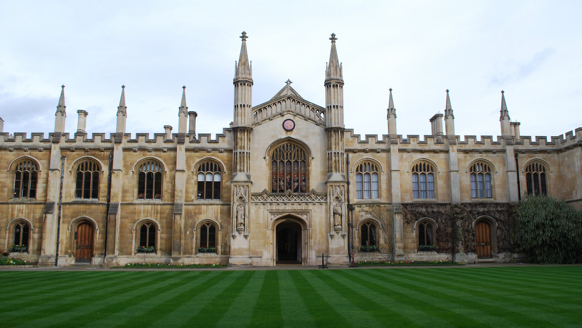 Koronawirus w Wielkiej Brytanii. Uniwersytet w Cambridge i nauka zdalna