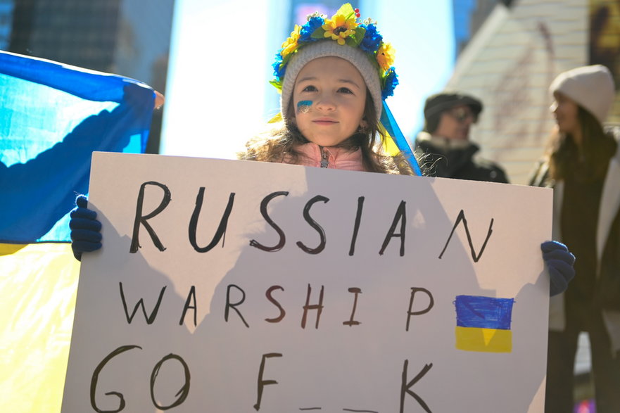 Protest przeciwko rosyjskiej inwazji na Ukrainę. Times Square, Nowy Jork, 26 lutego 2022 r.