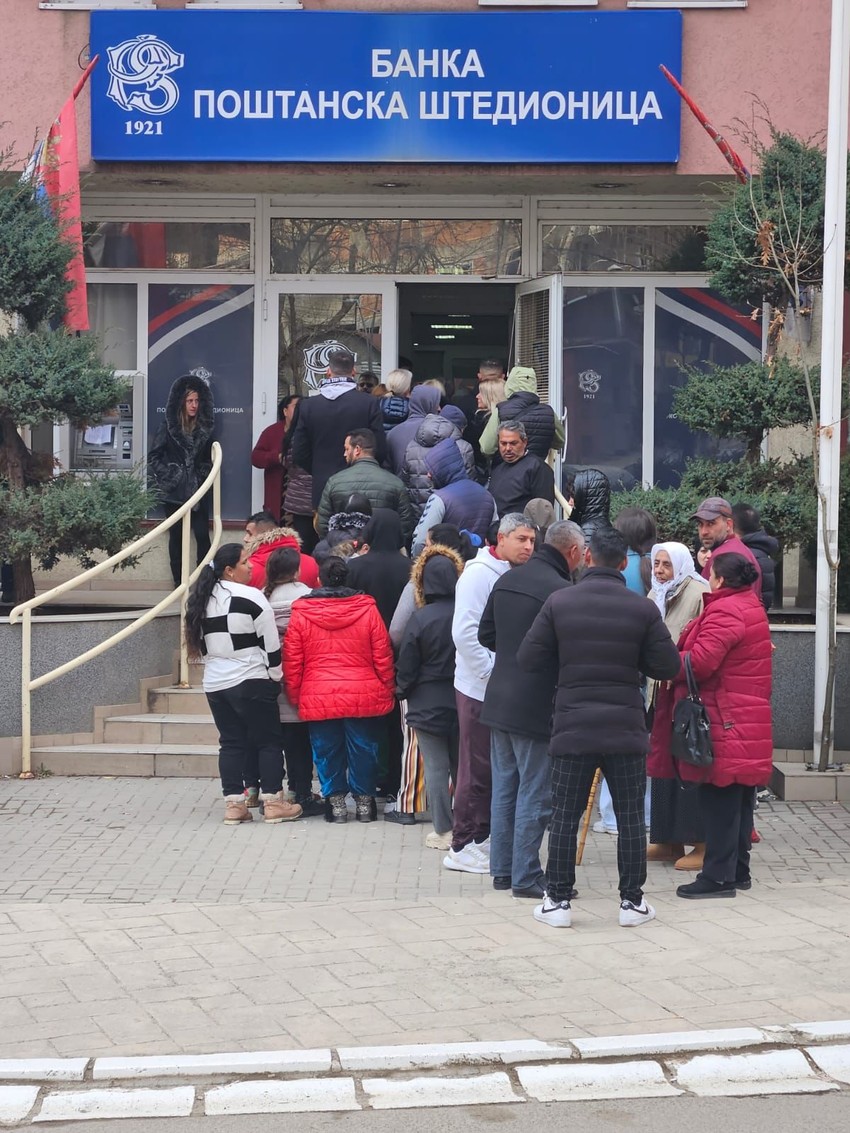 Srbi na Kosovu već tri meseca čekaju u redovima ispred banke Poštanske štedionice na isplatu plata, penzija i socijalnih primanja