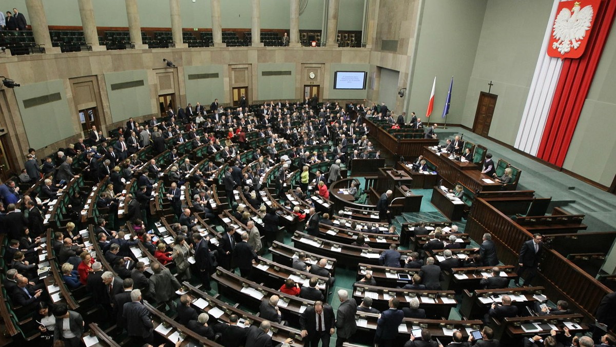 Sejm znowelizował w piątek ustawę o VAT. Posłowie nie poparli poprawek zaproponowanych przez opozycję. W głosowaniu wzięło udział 441 posłów; 266 opowiedziało się za przyjęciem ustawy, 174 przeciw, a 1 wstrzymał się od głosu.