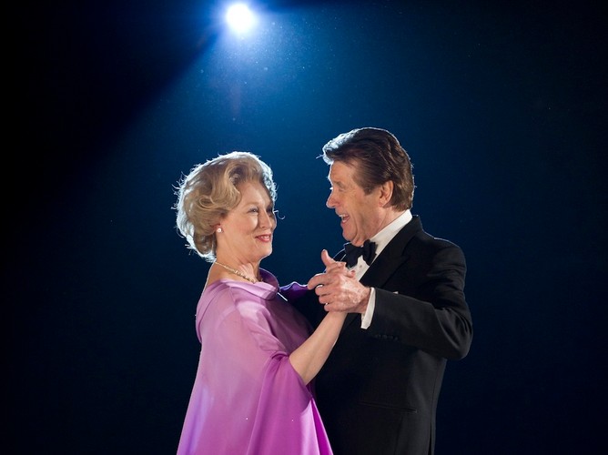 'Oglądanie Streep to prawdziwa przyjemność. Gorzej z całą resztą 'Żelaznej damy' (Lisa Schwarzbaum, Entertainment Weekly)