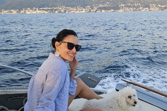 OVO JE NOVAKOVA PODRŠKA IZ SENKE Sestra Jelene Đoković je prirodna lepotica, a beži od kamera! Noletova svastika je u braku sa Budimirom na kog ŽENE OTKIDAJU (FOTO)