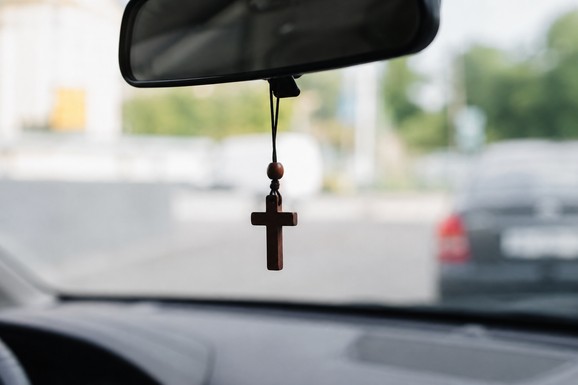 Mnogi vozači drže krst na retrovizoru: Evo šta o tome kaže crkva, a na šta upozoravaju stručnjaci
