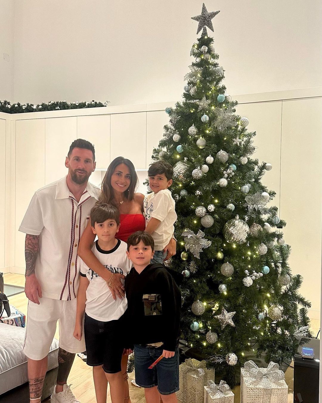 Argentínsky futbalista Lionel Messi s rodinou. 