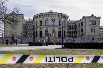 Alarm bombowy w parlamencie Norwegii. Kordon policji dookoła budynku
