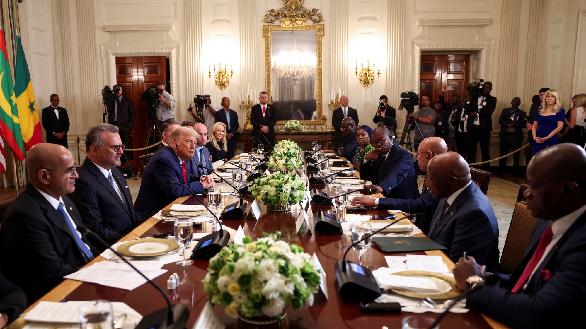 Senegalský prezident Bassirou Diomaye Faye, guinejsko-bissauský prezident Umaro Sissoco, mauritánsky prezident Mohamed Ould Ghazouani, libérijský prezident Joseph Boakai a gabonský prezident Brice Oligui Nguema sa zúčastňujú na obede pre afrických predstaviteľov Gabonu, Guiney-Bissau, Libérie, Mauritánie a Senegalu, ktorý usporiadal americký prezident Donald Trump v štátnej jedálni v Bielom dome vo Washingtone.
