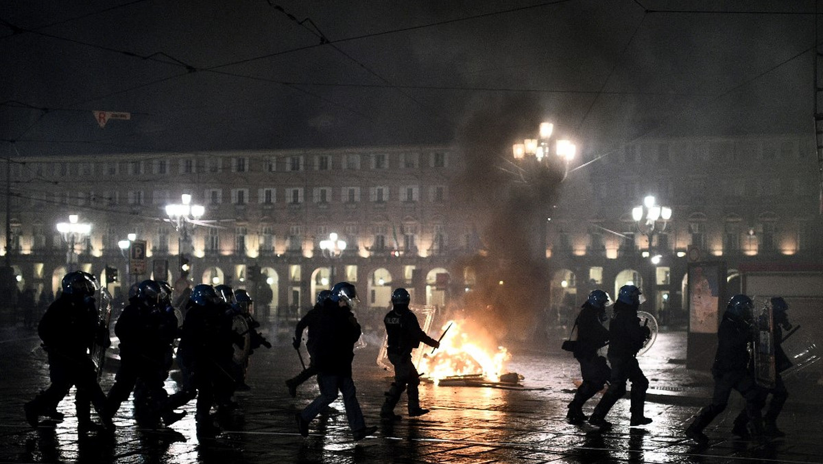 W Mediolanie i Turynie na północy Włoch doszło w poniedziałek do gwałtownych protestów przeciwko zaostrzeniu restrykcji w ramach walki z pandemią koronawirusa.