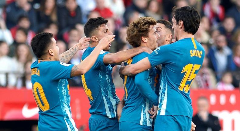 Antoine Griezmann crashed home a free-kick to keep Atletico Madrid second in La Liga