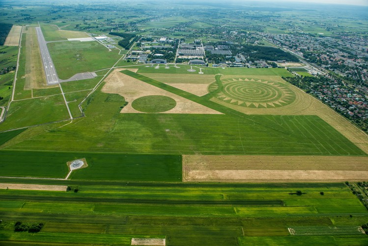 W pierwszym etapie artysta stworzył słońce o obwodzie trzech kilometrów. W planie jest jeszcze księżyc, gwiazdy oraz  pszczoły. <br> <br> <br> fot. (ukit) PAP/Wojciech Pacewicz