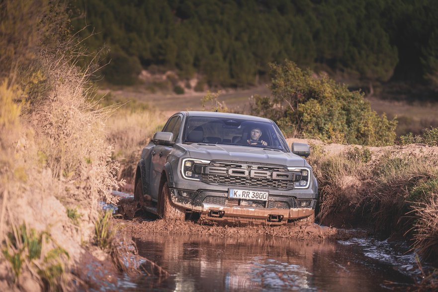 Ford Ranger Raptor ma głębokość brodzenia 850 mm.