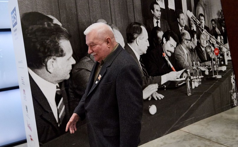 Róże wsparcia dla Lecha Wałęsy