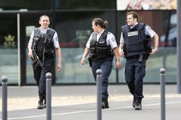 Francja: Trwają poszukiwania sprawców napadu na sklep pod Paryżem