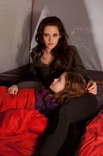 Kristen Stewart i Mackenzie Foy w filmie 'Saga Zmierzch: Przed świtem. Częsć 2'