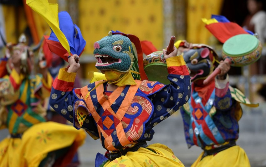 Tradicionalni budistički ples na godišnjem festivalu Ceču u distriktu Sandrup Džanka u Butanu 3. januara 2014.