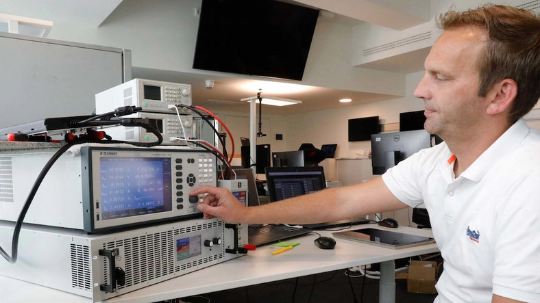 W redakcyjnym laboratorium zmierzono wydajność falowników przy użyciu profesjonalnych zasilaczy i urządzeń rejestrujących