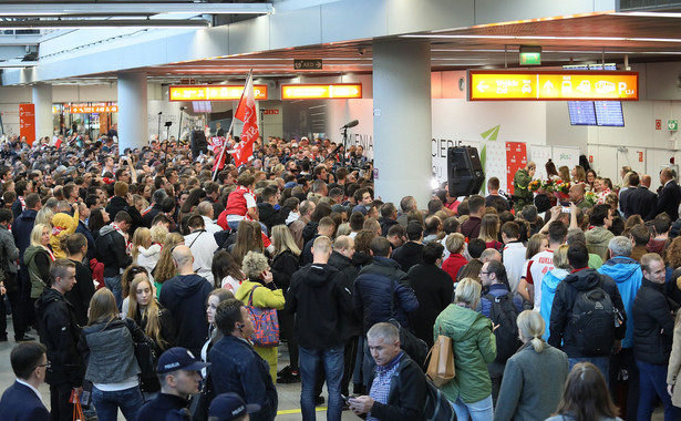 Tłumy na lotnisku. Polscy kibice gorąco przywitali siatkarskich mistrzów świata
