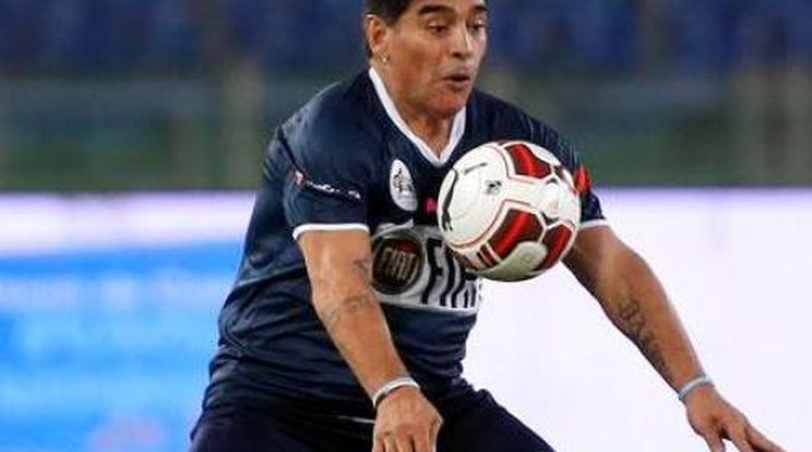 Maradona újra a pályán - videó!