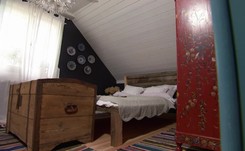 Odpicowane mieszkanie, czyli vintage w wiejskim wydaniu. 'Od zawsze lubię łączyć wzory i faktury'