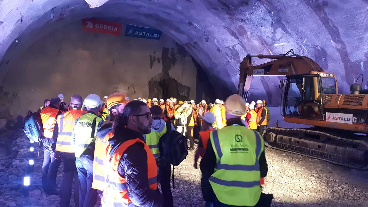 Po 2 latach i 5 miesiącach pracy przebito się przez skały na wylot