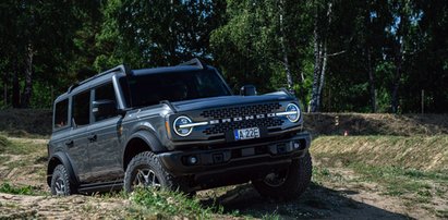 Podnieś mnie kochanie – Ford Bronco poza drogą