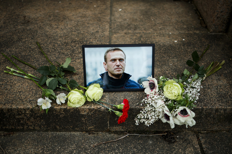 Zdjęcie Aleksieja Nawalnego i kwiaty pod rosyjską ambasadą w Paryżu. 16 lutego 2024 r.