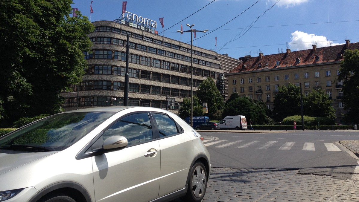 Wrocławscy urzędnicy nie dają za wygraną i po raz kolejny próbują wybrać wykonawcę, który wybuduje nową sygnalizację świetlną na placu Kościuszki. Tym razem może się udać, bo oferty, jakie wpłynęły do miasta, nie są zbyt wygórowane.