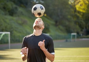 Udaranje lopte glavom u fudbalu povećava rizik od oštećenja mozga