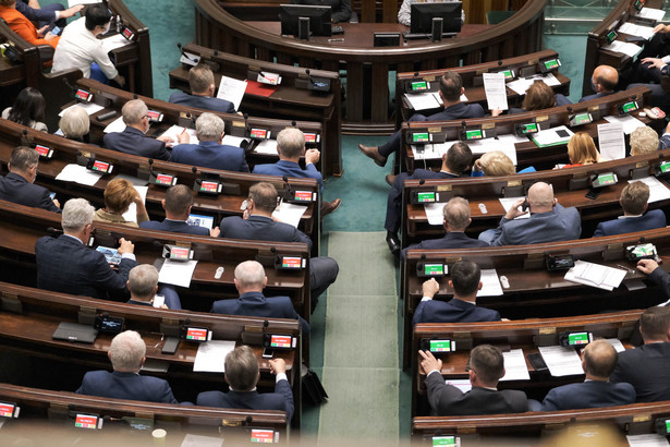 W środę znowelizowany został Regulamin Sejmu - dodano zapisy dotyczące postępowania w sprawach stanów nadzwyczajnych. Projekt zmian złożył klub PiS.