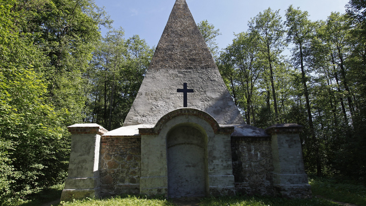 Leśnicy chcą uratować piramidę w Rapie przy wykorzystaniu środków z nowej unijnej perspektywy. Mają nadzieję, że wniosek będzie można złożyć jeszcze w tym roku – poinformowało Nadleśnictwo Czerwony Dwór. Piramida w Rapie jest grobowcem z XIX w.