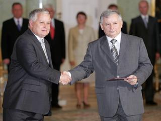 Jarosław Kaczyński odbiera nominację na premiera od prezydenta Lecha Kaczyńskiego