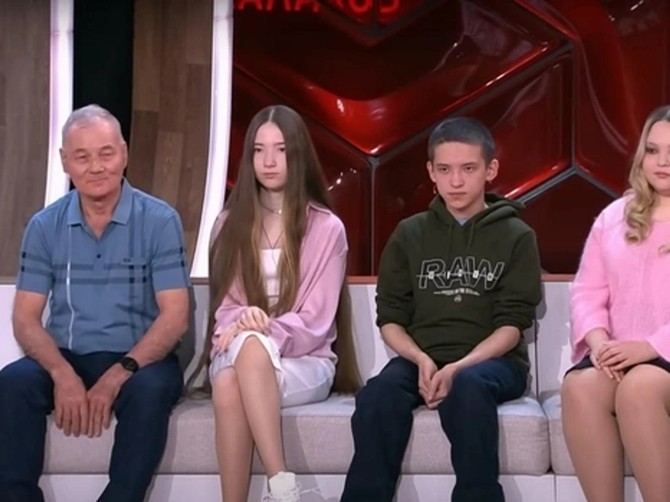 Majka monstrum 11 godina držala decu zaključanu u sobi: Oblačila ih kao lutke za mreže