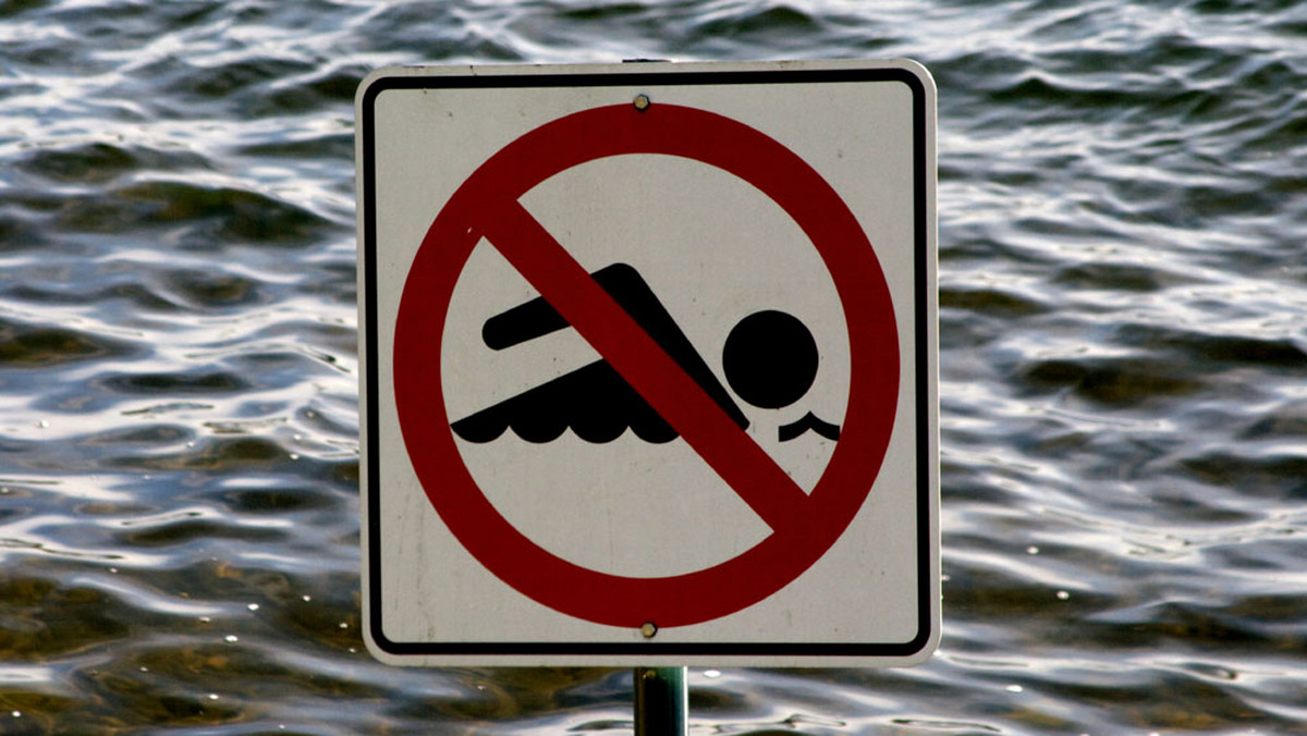 Z powodu zanieczyszczenia mikrobiologicznego wprowadzono zakaz kąpieli na kąpielisku na Zalewie Szczecińskim w miejscowości Wolin - poinformował w środę Zachodniopomorski Państwowy Wojewódzki Inspektor Sanitarny w Szczecinie.