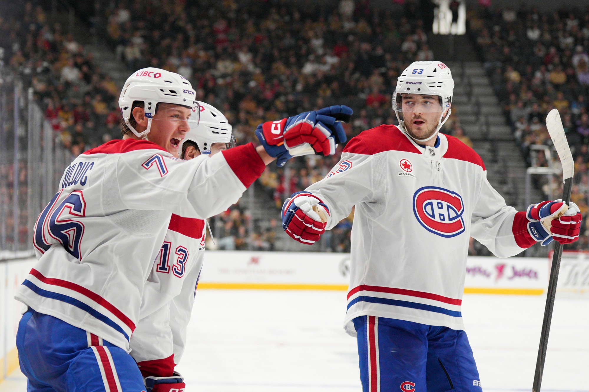 Hokejisti Zack Bolduc a Cole Caufield (Montreal Canadiens).