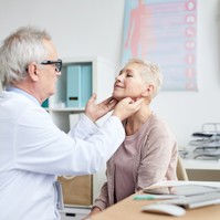 Nyaki nyirokcsomó-mintavétel – erre számíthat a vizsgálaton