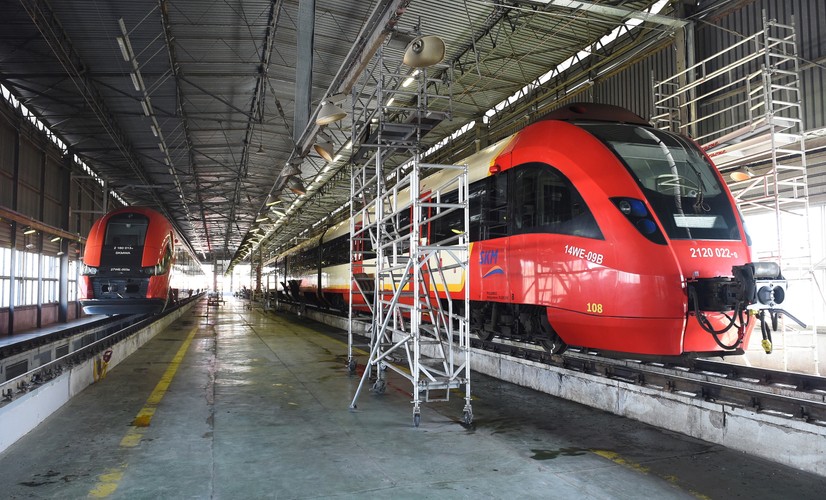 Modernizację bazy na Szczęśliwicach przeprowadziła Trakcja PRKiL S.A.. Wykonawca wyremontował m.in. 400-metrową halę przeglądowo-naprawczą (60 proc. - całkowita modernizacja, 40 proc. - remont), wybudował myjnię pociągów SKM wyposażoną w zamknięty system obiegu wody, w której można myć pociągi przy temperaturze dochodzącej do minus 25 st. C oraz budynek socjalno–biurowy.<br><br> (cat) PAP/Radek Pietruszka