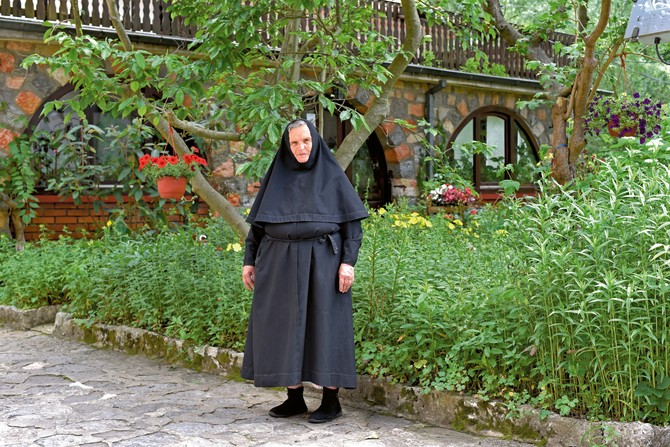 Mati
Veronika
sa još dve
monahinje
brine o
manastiru,
ali nisu
same, kaže,
pogotovo
nedeljom i
praznikom