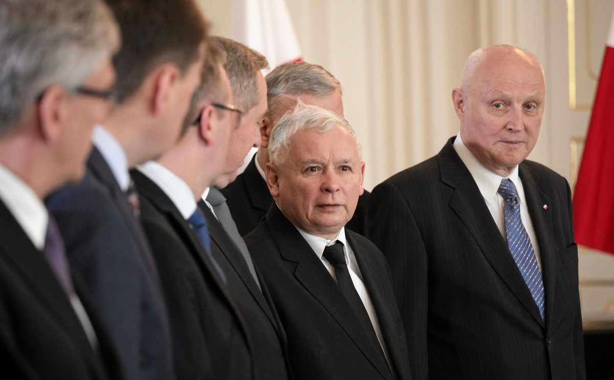 Bezpośrednim impulsem do powołania komisji PiS ws. Misiewicza były doniesienia prasowe, że został on zatrudniony w państwowej spółce Polska Grupa Zbrojeniowa, gdzie miałby zarabiać 50 tys. zł miesięcznie.
