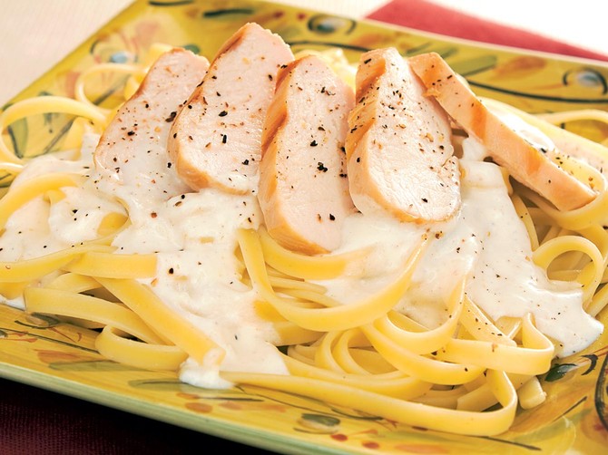 32573_stock-photo-classic-creamy-fettuccine-alfredo-topped-with-slices-of-grilled-chicken-breast-58101793shutterstock_58101793