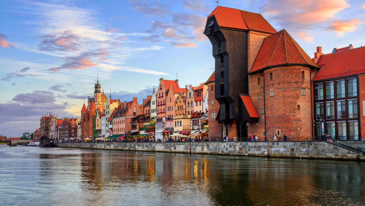 "Łączy nas Gdańsk" to kampania społeczna, w której Gdańsk pokazany jest jako miejsce, gdzie mieszkają ludzie, różniący się poglądami, miejscem pochodzenia, językiem, kulturą, orientacją seksualną, kolorem skóry czy religią – informują urzędnicy, którzy w rozmowie z nami dopowiadają, że projekt będzie kosztował miasto około 30 tysięcy złotych. Krytycznie na takie wydatki patrzą radni Prawa i Sprawiedliwości.