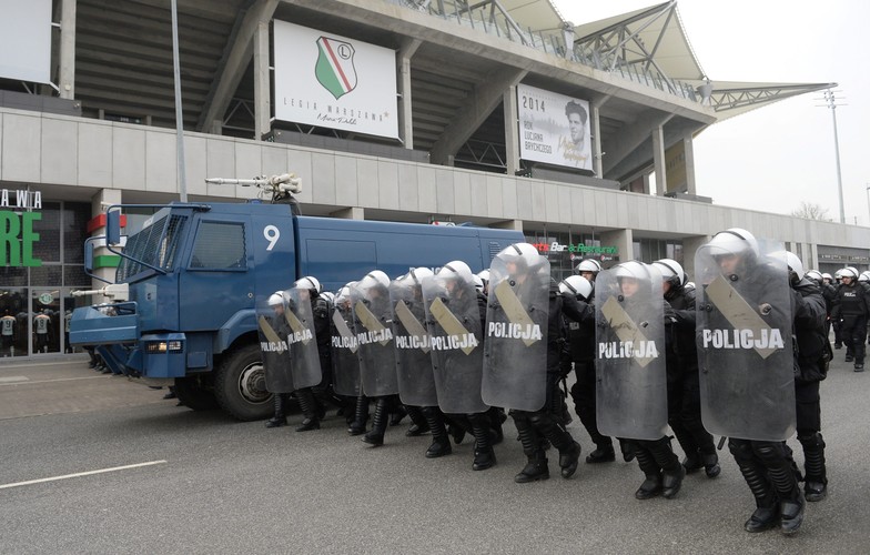 Ćwiczenia policyjnych odziałów prewencji na ul. Łazienkowskiej przy stadionie Legii Warszawa