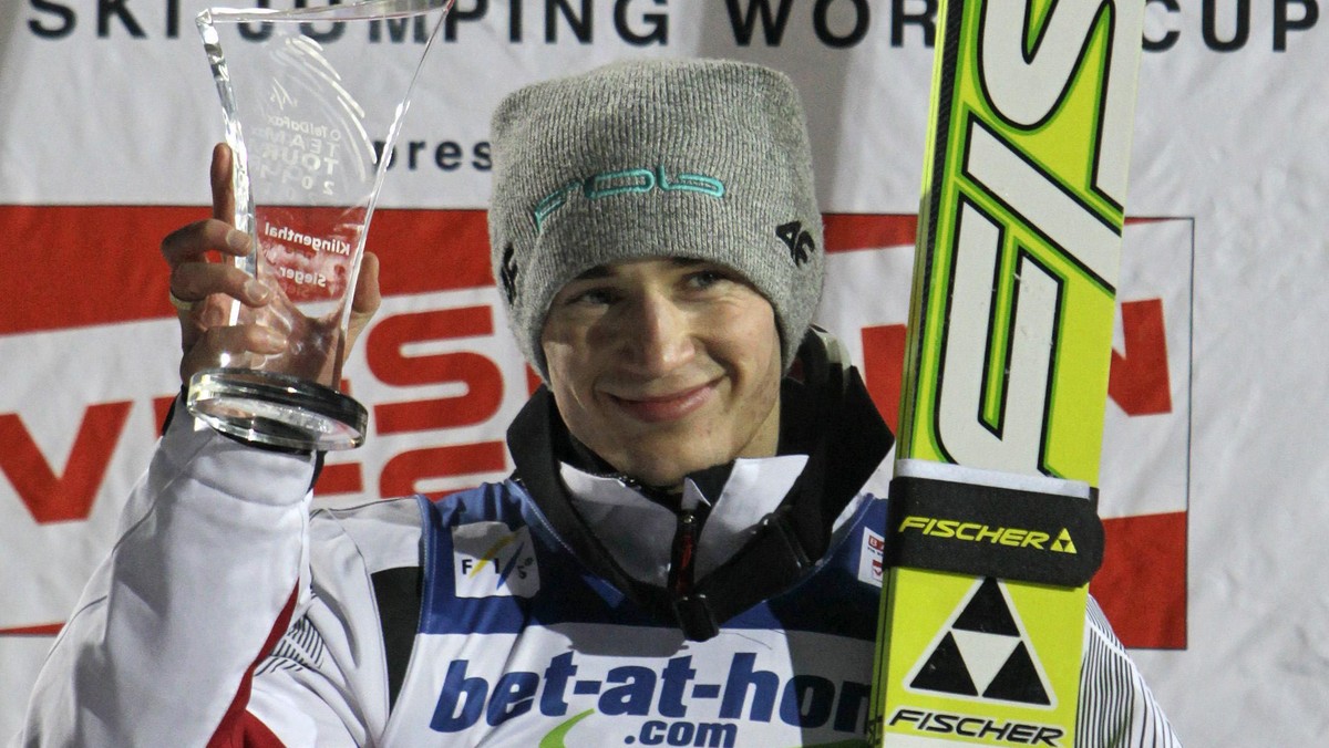 Kamil Stoch potwierdził znakomitą formę i po raz drugi w tym sezonie zwyciężył w zawodach Pucharu Świata! Polak stanął na najwyższym stopniu podium w niemieckim Klingenthal. Na drugim miejscu rywalizację zakończył Thomas Morgenstern, zaś trzeci był Simon Ammann. Adam Małysz był 7.