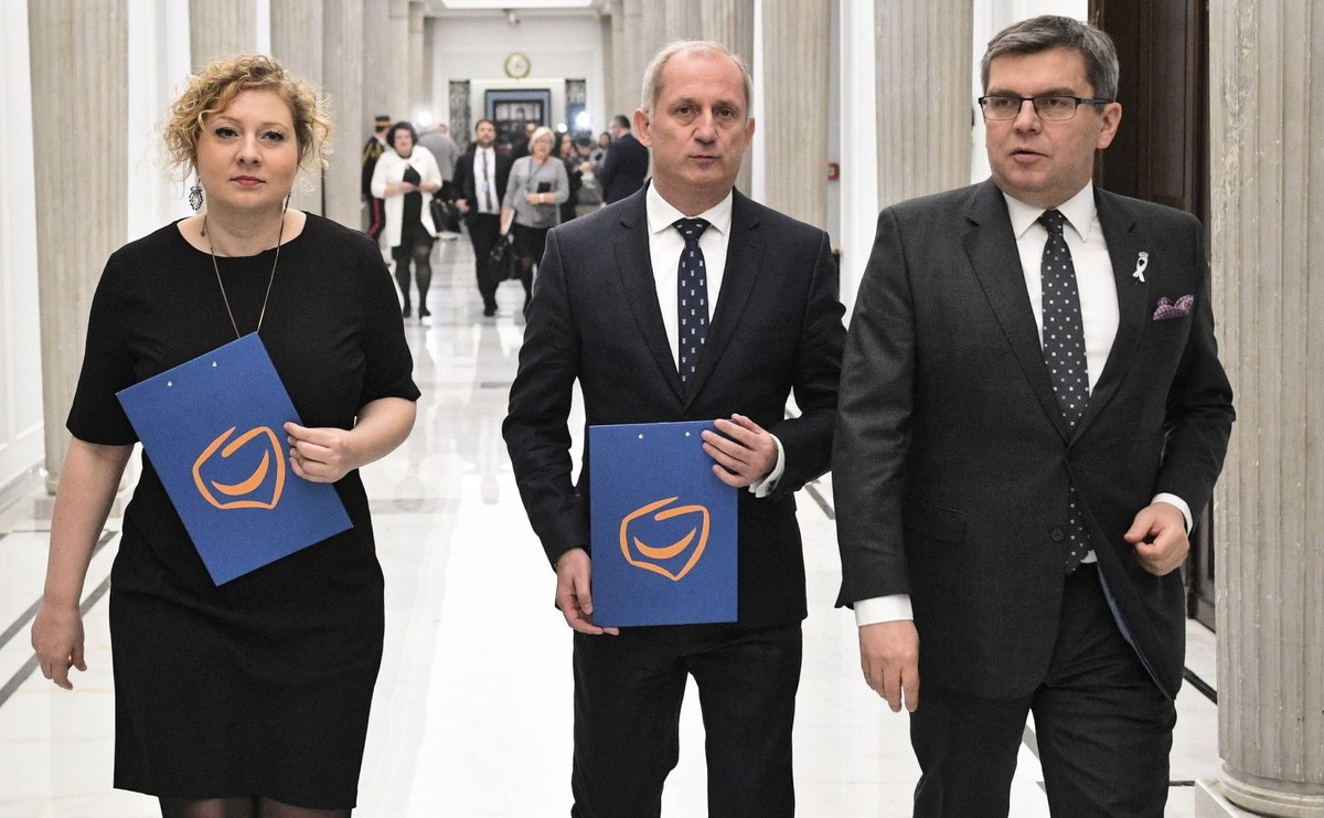"Wszyscy Polacy muszą wiedzieć". PO rusza z kampanią o aferach PiS. I wylicza: KNF, SKOK, PKP, "Dama z Łasiczką"...