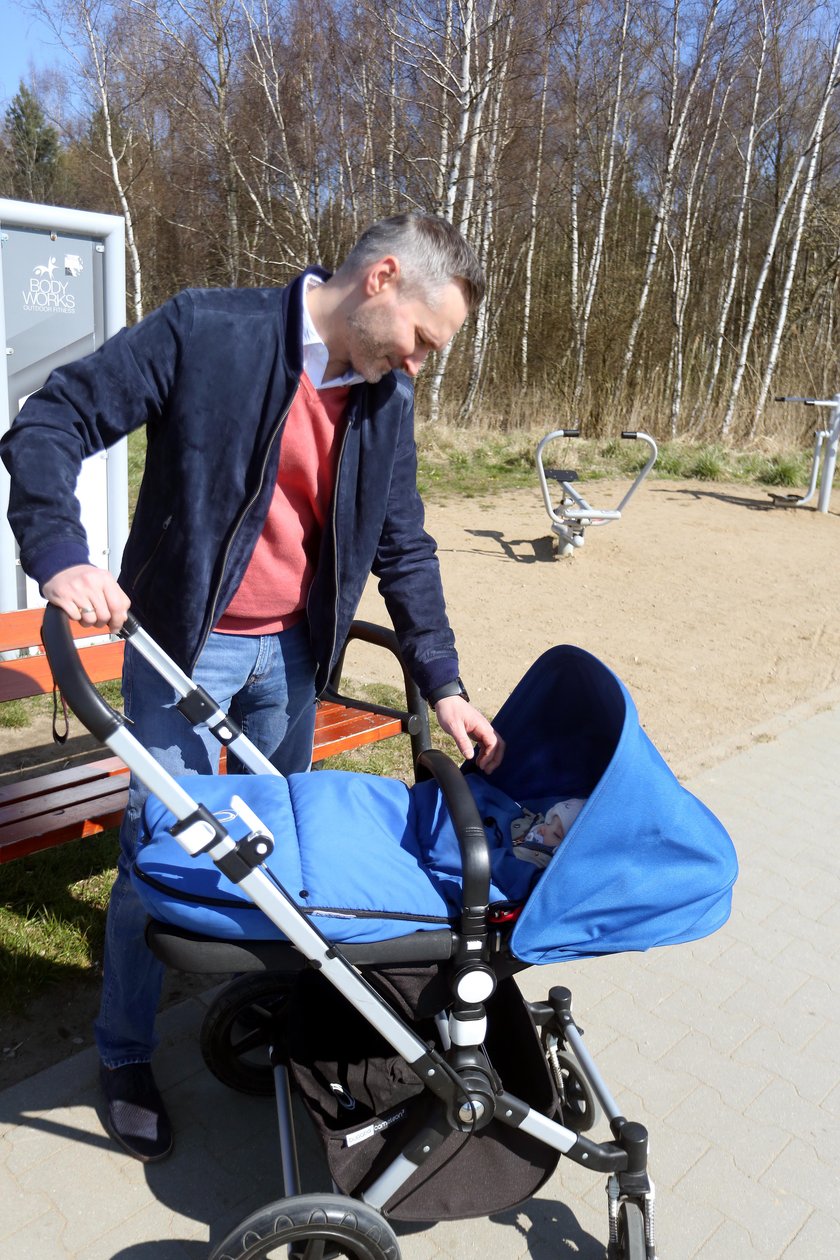 Jarosław Wałęsa z córeczką Leą na spacerze, pierwszym po operacji