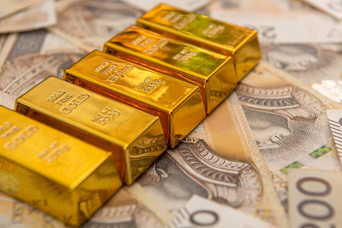 Sztabka złota na polskich banknotach - ceny złota spadają 12 listopada 2025 roku
