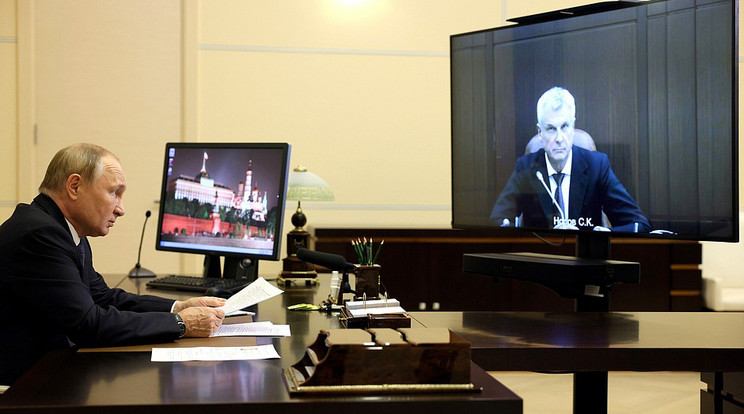 A képen: Putyin videós megbeszélést tart a magadani régió kormányzójával, Szergej Noszovval  / Fotó: Northfoto