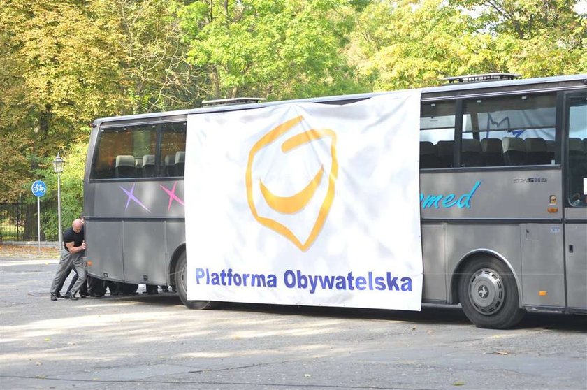 Ojciec Dody pcha tuskobus. Foto