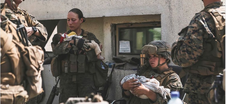 W zamachu w Kabulu zginęła amerykańska sierżant. Do ostatnich chwil opiekowała się afgańskimi dziećmi